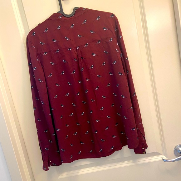 ✨4/$20✨ - Women’s top Burgundy with Sparrows - Picture 6 of 9